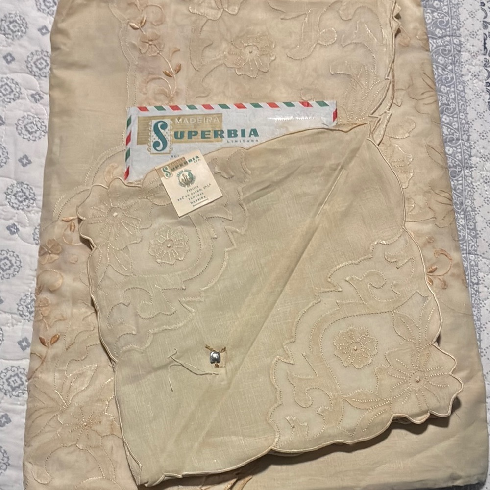 BEAUTIFUL Embroidered 90” Oval  tablecloth and 8 matching napkins! New!